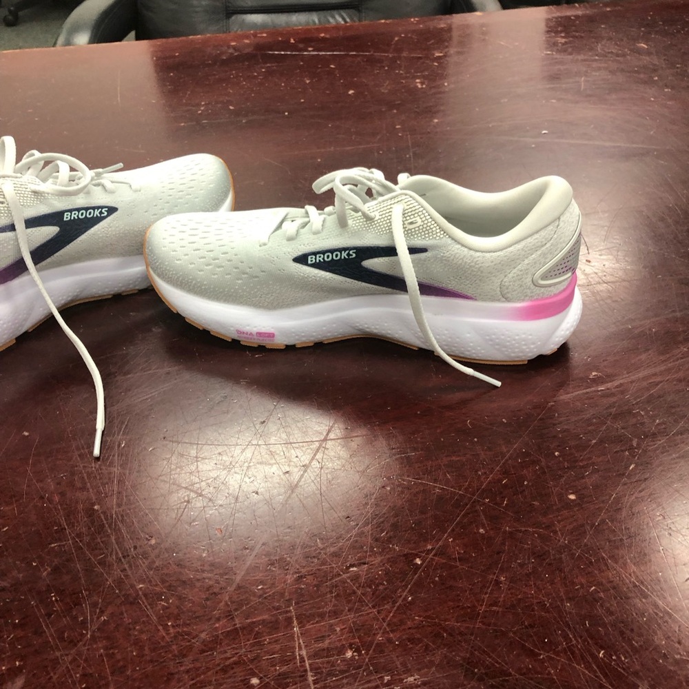 Brooks Gray and Pink Athletic Shoes for Running - Picture 4 of 7